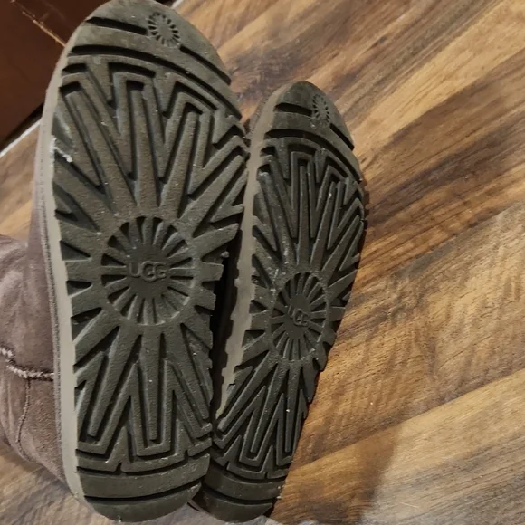 UGG - SIZE 5 - Picture 3 of 3